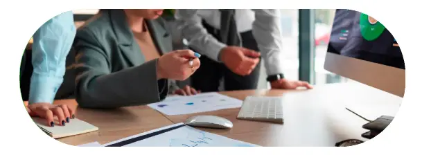 Cliente sorrindo no carro